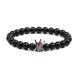 Herren Armband aus 8mm matt schwarzen Steinen mit Kronen-Anhänger und Zirkon