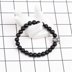 8mm mattes schwarzes Steinarmband mit Zirkonia-Krone auf einem Handmodell aus Keramik