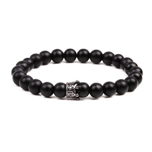Mattschwarzes 8mm Steinperlen-Armband mit dunkelgrauem Kronen-Anhänger für Herren