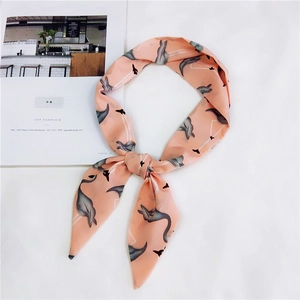 Sciarpa di chiffon rosa con stampa a cigno annodata a fiocco su sfondo bianco