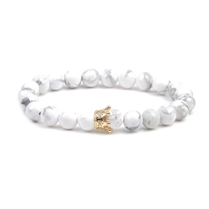 Bracelet pour homme en pierre de pin blanc 8mm avec breloque couronne dorée