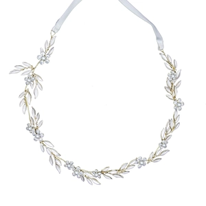 Détails du bandeau de mariée avec feuilles blanches, perles et strass en cristal brillant