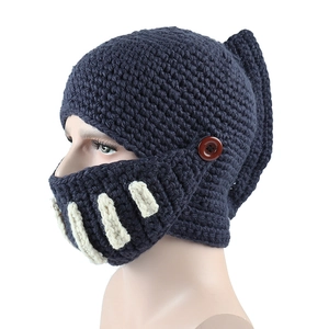 Detailansicht der dunkelblauen Strickmütze im Gladiator-Design mit verstellbarer Maske