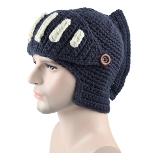 Detailansicht der handgestrickten dunkelblauen Ritterhelm-Mütze im römischen Gladiator-Stil