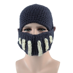Detail der dunkelblauen Strickmütze im Ritterhelm-Stil mit weißer Maske und Knopf