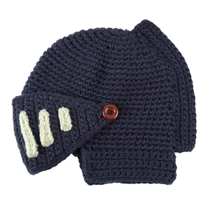 Detail der Ritterhelm-Strickmütze mit beweglichem Visier und braunem Knopf