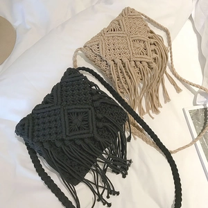 Détail du sac bandoulière bohème en corde de coton avec de longues franges et des glands