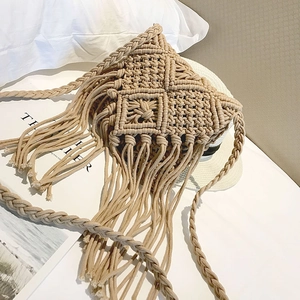 Gros plan sur le sac en corde de coton tissé à la main beige avec détails de franges