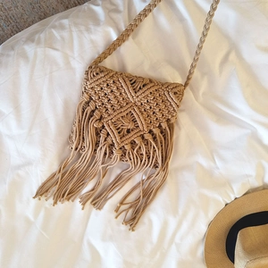 Sac à bandoulière en macramé fait main avec motifs géométriques et longues franges