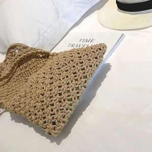 Détail d'un sac en corde de coton fait main avec motif en tricot évidé et franges