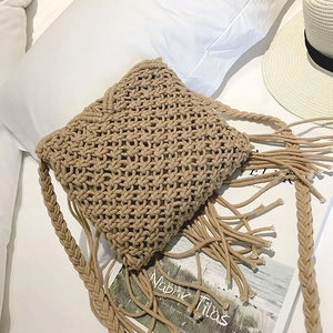Détails d'un sac en coton beige tressé à la main avec de longues franges