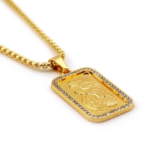 Collier hip hop doré avec pendentif rectangulaire, relief de créature et strass brillants