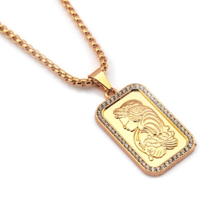 Détail macro du pendentif hip hop doré avec relief portrait et serti de diamants