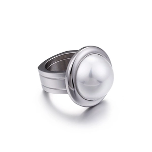 Anello moderno in acciaio inossidabile con una grande perla sintetica bianca