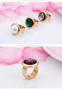 Dettagli degli anelli in acciaio al titanio dorato con perla e cristalli smeraldo