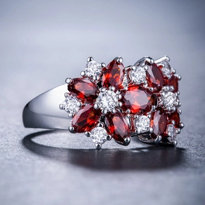 Dettaglio macro dell'anello in argento con granati rossi marquise e zirconi brillanti