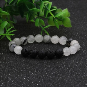 Gros plan sur les perles de tourmaline noire et pierre de lave de 8mm sur le bracelet