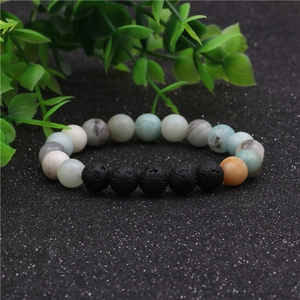 Vue macro du bracelet de perles 8mm en pierre de soleil et quartz noir avec lave