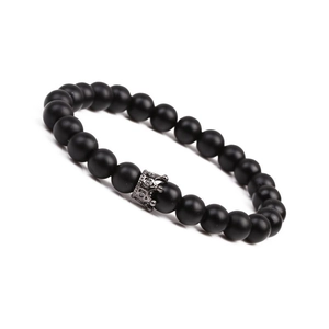 Detail von mattschwarzen 8mm Perlen und silbernem Kronenanhänger am Herrenperlenarmband