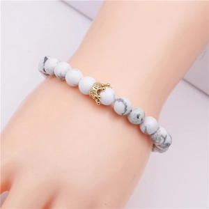 Bracelet pour homme en turquoise blanche 8mm avec couronne dorée et cristaux au poignet