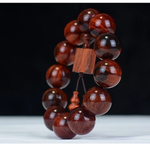 Gros plan de perles en bois de rose avec grain naturel et texture lisse et polie