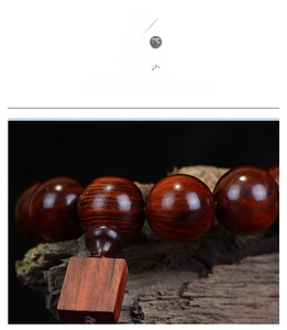 Vue macro de chapelets en bois de rose rouge foncé montrant le grain naturel du bois
