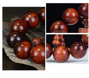 Vue macro de perles de prière en bois de rose poli avec grain de bois naturel