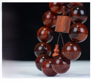 Macro de perles en bois de rose polies avec grain naturel et breloques en bois vintage