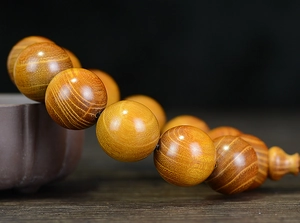 Makroaufnahme von polierten Bocote-Holzperlen mit natürlicher Maserung für Armbänder