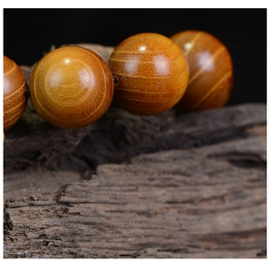 Makroaufnahme von Bocote-Holzperlen mit natürlichen Texturen und seidigem Glanz