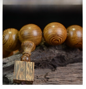 Détail macro de perles de prière en bois de wengé avec grain naturel de montagne