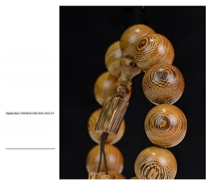 Macro des perles en bois de wengé montrant le grain sombre et la texture lisse