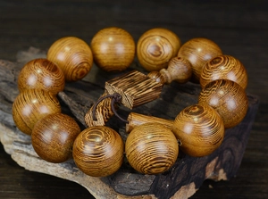 Vue détaillée des perles de prière en bois de Wengé avec grain naturel et texture dorée