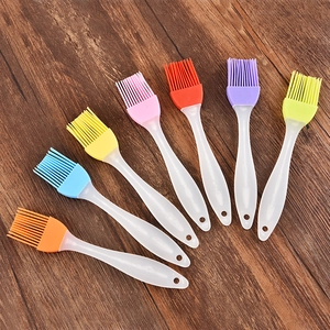 Set de 7 pinceles de silicona para cocina con mangos translúcidos sobre madera