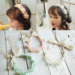 Diadema infantil con flores de encaje, perlas y cintas en rosa, blanco y verde