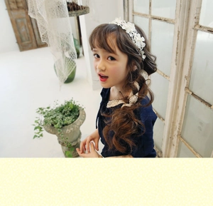 Niña con diadema de encaje blanco con flores bordadas y cintas largas elegantes