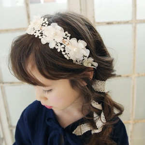 Diadema de encaje para niñas con bordados blancos y perlas puesta en modelo