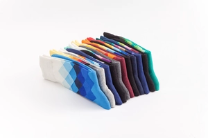 Nahaufnahme von Herrensocken mit Rautenmuster und bunten Stricktexturen im Set