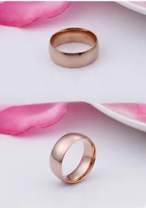 Vista dettagliata dell'anello a fascia da 8mm in acciaio inossidabile oro rosa lucido