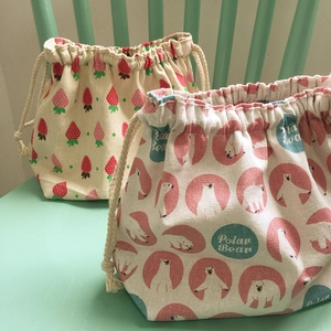 Détails de sacs à déjeuner en toile avec cordons et motifs de fraises et d'ours polaires