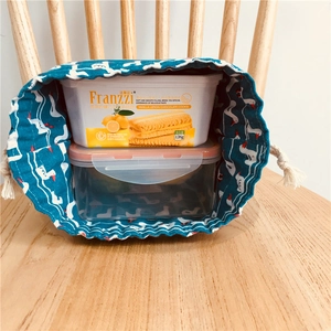 Sac à bento en toile bleue à motifs d'oies montrant une grande capacité pour boîtes repas