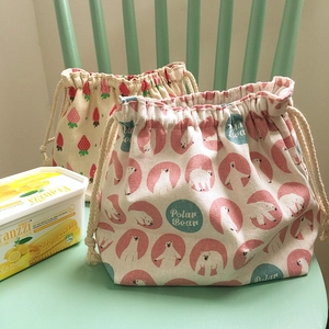 Détail des sacs bento en toile avec cordons et motifs de fraises et d'ours polaires