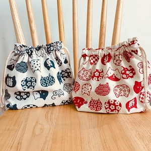Détail des sacs à bento japonais en coton et lin avec des motifs de chat bicolores