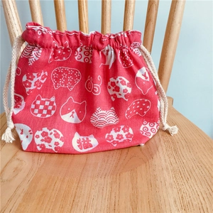Sac bento japonais rouge à cordon avec motif de chat blanc et imprimés floraux