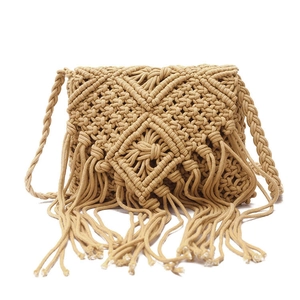 Sac bandoulière artisanal en macramé beige avec franges à glands et motif tissé
