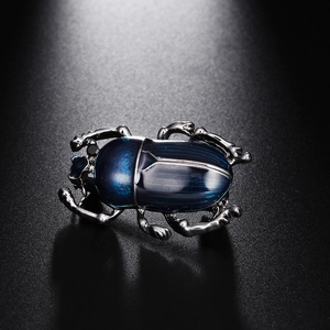 Détails de la broche scarabée vintage avec ailes en émail bleu foncé et strass fins