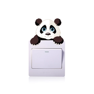 Dettaglio di un simpatico adesivo murale a forma di panda su interruttore bianco