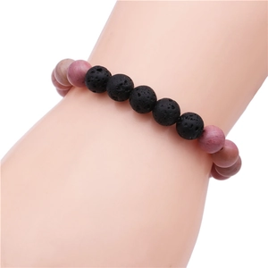 Gros plan détaillé du bracelet en perles de lave et amazonite de 8mm porté au poignet
