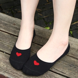 Socquettes femme en coton noir avec broderie cœur rouge sur fond de bois extérieur