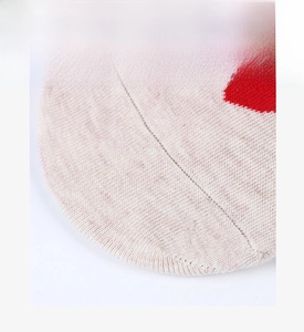 Détail de la pointe de la chaussette en coton avec motif cœur rouge et couture plate sans couture